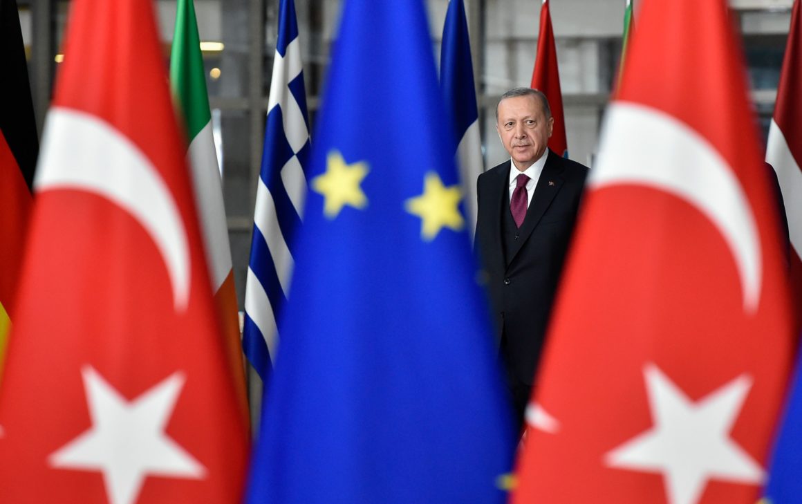 اليونان تدعو الاتحاد الأوروبي لإتباع نهج "أكثر صرامة" مع تركيا