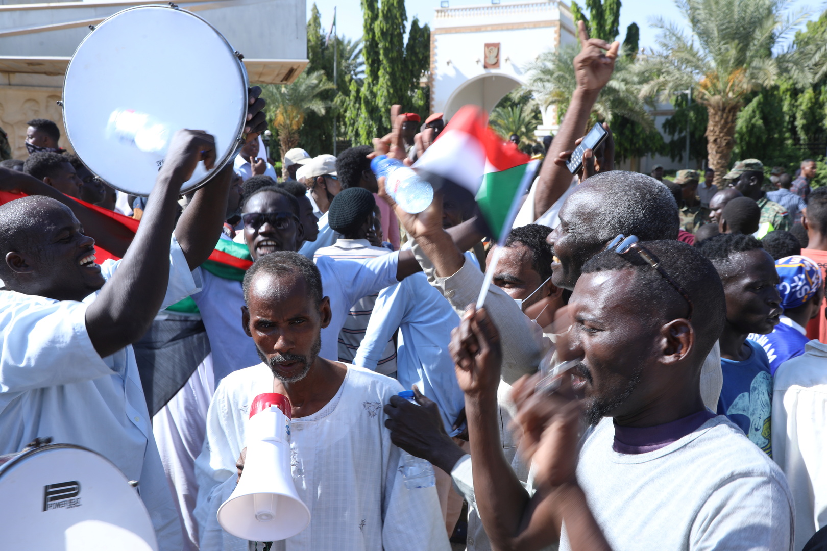 لليوم الثاني.. اعتصام أمام القصر الجمهوري للمطالبة بإقالة الحكومة السودانية