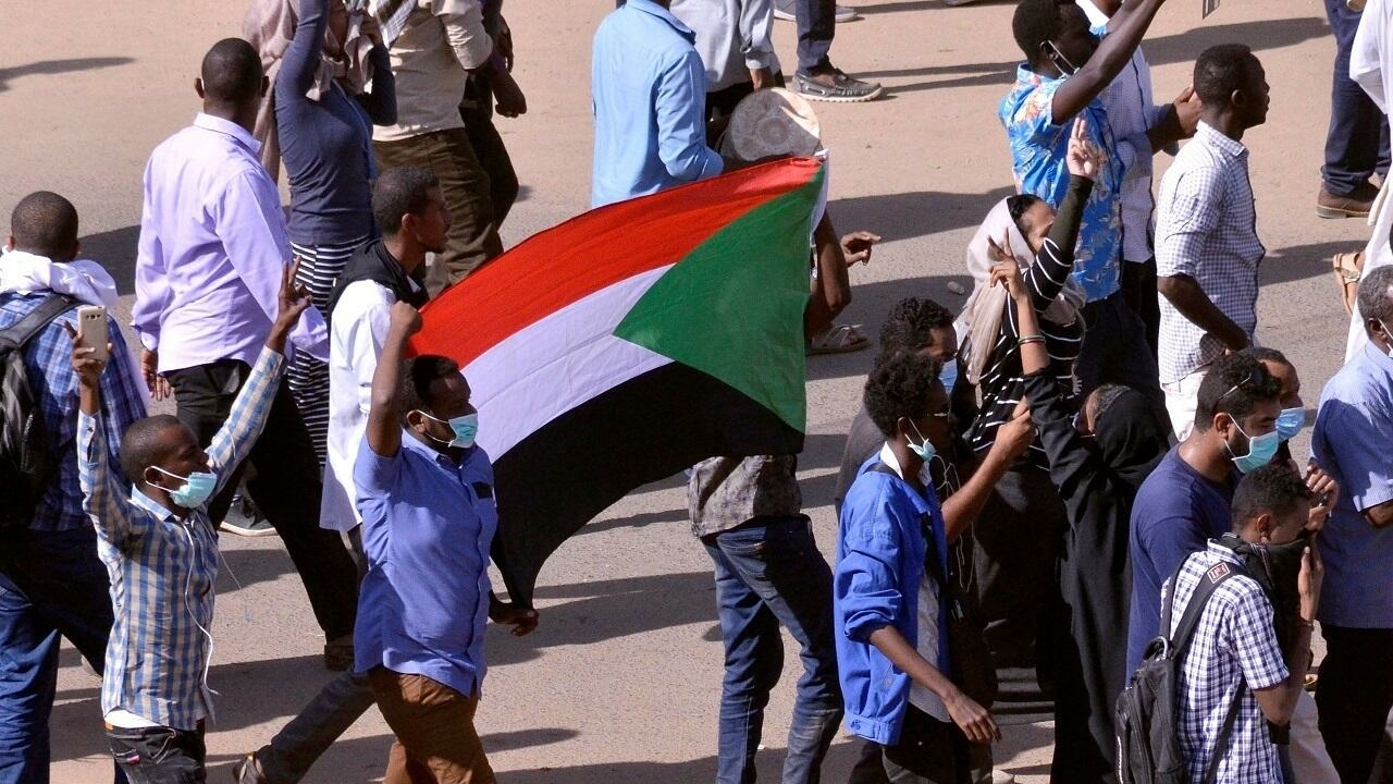 مظاهرة سلمية تتجه إلى القصر الرئاسي في الخرطوم