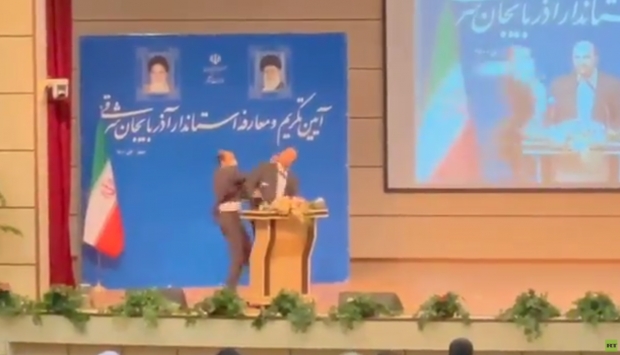 "فيديو".. مواطن إيراني يصفع محافظ أذربيجان الشرقية