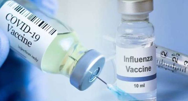 الصحة العالمية تحسم الجدل بشأن كفاءة التطعيم بلقاحي كورونا والإنفلونزا معاً