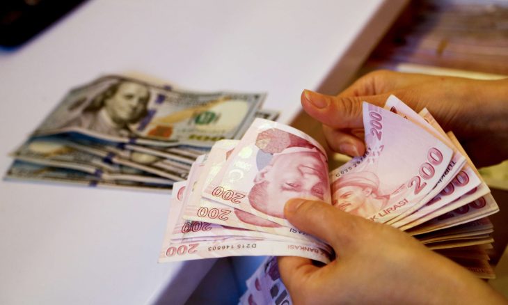 الليرة التركية تتراجع لمستوى قياسي جديد مقابل الدولار