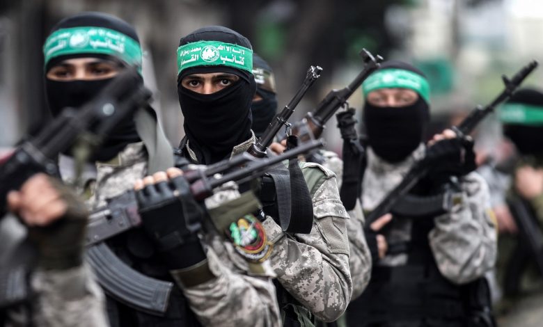 سرية تامة وغطاء مدني.. صحيفة إسرائيلية: حماس تقيم فرعاً عسكرياً في لبنان