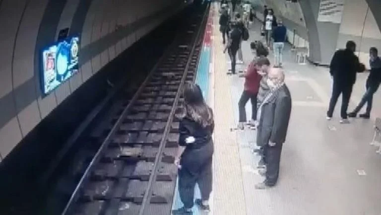 فيديو.. نجاة فتاة تركية بأعجوبة حاولت الانتحار في "مترو إسطنبول"