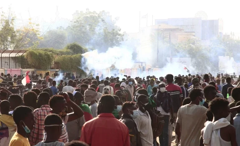 قوات الأمن السودانية تواجه المتظاهرين بالقنابل المسيلة للدموع