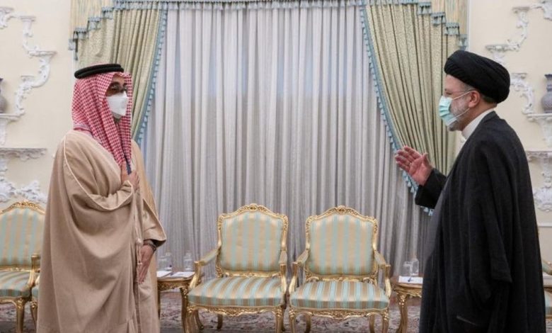 مستشار الأمن القومي الإماراتي يلتقي الرئيس الإيراني ويدعو لتعزيز العلاقات بين البلدين